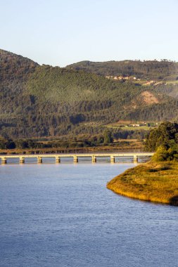Güneşli bir günde İspanya'da Okyanus atlantik kıyı şeridi