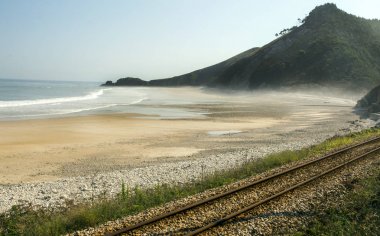 Güneşli bir günde İspanya'nın kuzeyinde Asturias Kum plaj