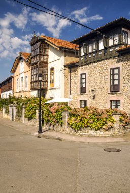 Güneşli bir günde İspanya'nın kuzeyinde kırsal kasaba
