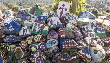 İspanya'nın kuzeyinde Santiago camino dekore edilmiş taşlar.