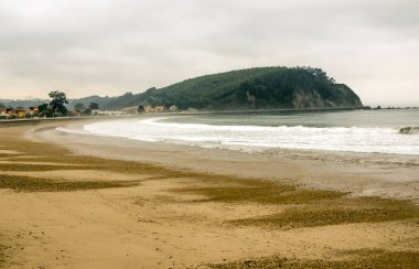Güneşli bir günde İspanya'nın kuzeyinde Asturias Kum plaj