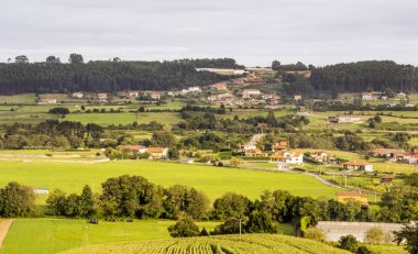 Güneşli bir günde İspanya'nın kuzeyinde Alan