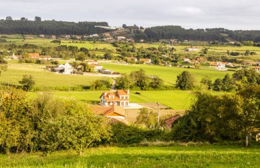 Güneşli bir günde İspanya'nın kuzeyinde kırsal kasaba