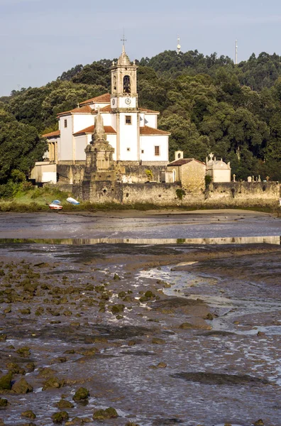 晴れた日にスペイン北部の海の近くの古代教会 — ストック写真