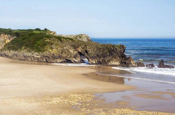 晴れた日にスペイン北部のアストゥリアスの砂浜 — ストック写真