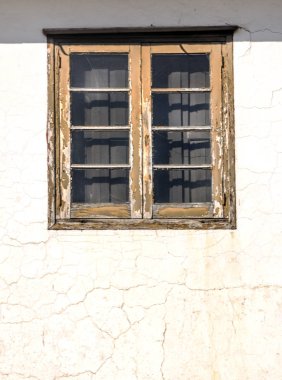 Eski duvardaki tahta pencereler
