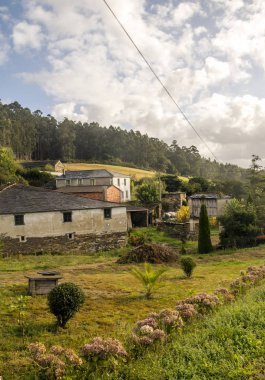 Güneşli bir günde İspanya'nın kuzeyinde kırsal kasaba