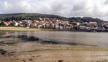 Bulutlu bir günde İspanya'nın kuzeyinde kum plaj.