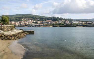 Bulutlu bir günde İspanya'nın kuzeyinde kum plaj.