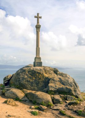 Croos Finisterre Camino de Santiago sonunda deniz ile çevrili.