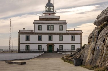 İspanya'nın kuzeyinde Finiterre deniz feneri evi
