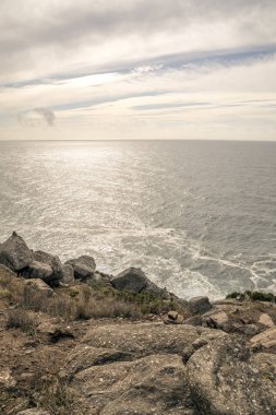 İspanya'nın kuzeyinde okyanusta kıyı şeridi