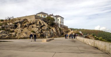 Finisterre, İspanya-Octuber 2018. Bulutlu bir günde Camino de Santiago sonunda Hacılar