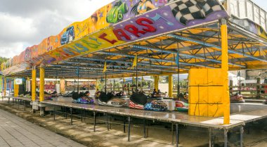 Luarca, İspanya-Octuber 2018. Güneşli bir günde İspanya'nın kuzeyindeki bir köyde partilerde adil arabalar 