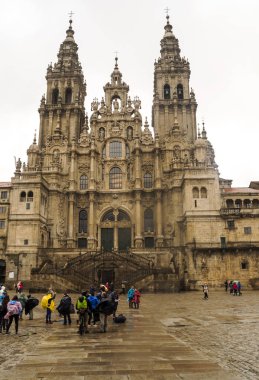 Santiago de Compostela, İspanya-Octuber 2019. Yağmur yağan bir günde şehrin sokağında yürüyen insanlar..