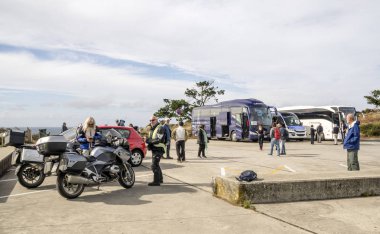 Finisterre, İspanya-Octuber 2018. Bulutlu bir günde Camino de Santiago sonunda Hacılar