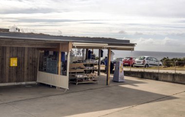 Finisterre, İspanya-Octuber 2018. Bulutlu bir günde Camino de Santiago sonunda Hacılar