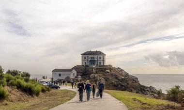 Finisterre, İspanya-Octuber 2018. Bulutlu bir günde Camino de Santiago sonunda Hacılar