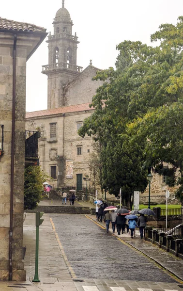 サンティアゴ コンポステーラ スペイン オクチューバー2019 雨の日に街の通りを歩く人々 — ストック写真