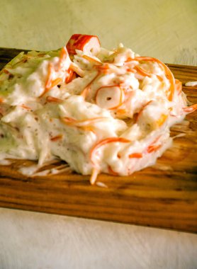 İspanyol yengeç salatası ahşap arka plan üzerinde servis