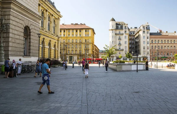 Budapest Magyarország Június 2019 Emberek Utcán Város Majd Felhőkarcoló Hotelba — Stock Fotó