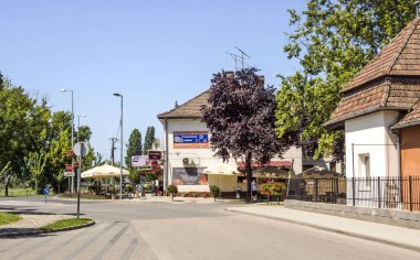 Balatonlelle, Macaristan-Haziran 2019. Güneşli bir günde şehrin gölü yakınında bir yaz günü hediyelik eşya dükkanı sokakta Turist.