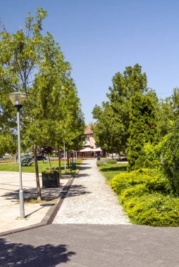 Balatonlelle, Macaristan-Haziran 2019. Güneşli bir günde şehrin gölü yakınında bir yaz günü hediyelik eşya dükkanı sokakta Turist.