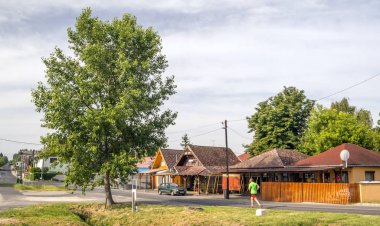 Balatonlelle, Macaristan-Haziran 2019. Güneşli bir günde köyde evleri ile çayırlarda Macar kasabasının Yolu.