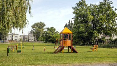 Balatonlelle, Macaristan-Haziran 2019. Güneşli bir günde şehrin gölü yakınında bir yaz günü çim turist.