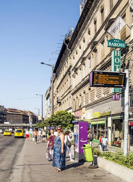 Budapeszt Węgry Czerwiec 2019 Ludzie Ulicy Miasta Ówczesnym Wieżowcem Tipycal — Zdjęcie stockowe