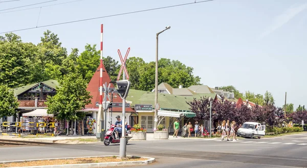 Balatonlelle Hungary June 2019 Турист Улице Сувенирного Магазина Летний День — стоковое фото