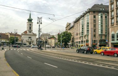 Budapeşte, Macaristan-Haziran 2019. Sokaktaki insanlar bulutlu bir günde yürüyor. Şehir hayatını görebilirsin..