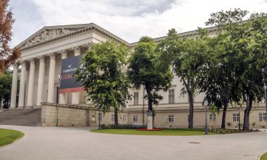 Budapeşte, Macaristan-Haziran 2019. Sokaktaki insanlar bulutlu bir günde yürüyor. Şehir hayatını görebilirsin..