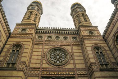 Bulutlu bir günde Budapeşte Cami cephesi