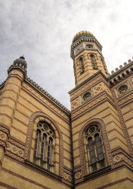 Bulutlu bir günde Budapeşte Cami cephesi