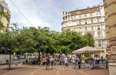 Budapeşte, Macaristan-Haziran 2019. Sokaktaki insanlar bulutlu bir günde yürüyor. Şehir hayatını görebilirsin..