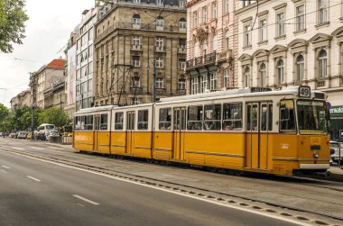 Budapeşte, Macaristan-Haziran 2019. Sokaktaki insanlar bulutlu bir günde yürüyor. Şehir hayatını görebilirsin..