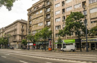 Budapeşte, Macaristan-Haziran 2019. Bulutlu bir günde Budapeşte'nin ucuykal arcitecture ile Sokaklar. Şehir hayatını görebilirsin..