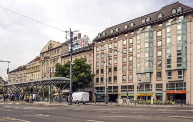 Budapeşte, Macaristan-Haziran 2019. Bulutlu bir günde Budapeşte'nin ucuykal arcitecture ile Sokaklar. Şehir hayatını görebilirsin..