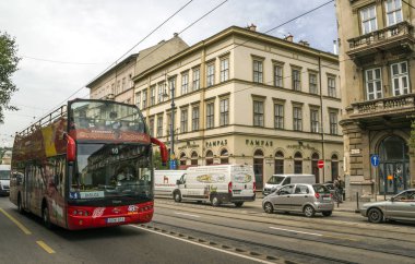 Budapeşte, Macaristan-Haziran 2019. Bulutlu bir günde Budapeşte yolunda arabalar. Şehir hayatını görebilirsin.