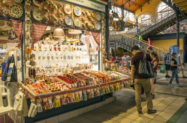 Budapeşte, Macaristan-Haziran 2019. Budapeşte'nin merkez pazarındaki insanlar.