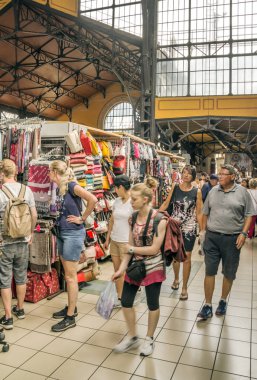 Budapeşte, Macaristan-Haziran 2019. Budapeşte'nin merkez pazarındaki insanlar.