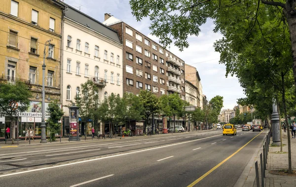2019年6月 ハンガリー ブダペスト 曇りの日に通りを歩く人々 あなたは都市生活を見ることができます — ストック写真