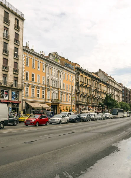 Budapeszt Węgry Czerwiec 2019 Ludzie Ulicy Pieszo Pochmurny Dzień Można — Zdjęcie stockowe