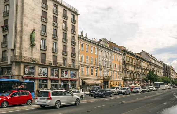 Budapeszt Węgry Czerwiec 2019 Samochody Drodze Budapesztu Pochmurny Dzień Można — Zdjęcie stockowe