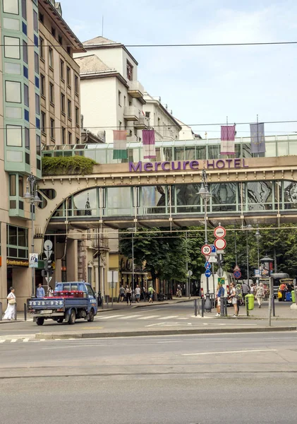 Budapest Hungría Junio 2019 Gente Calle Caminando Día Nublado Puedes — Foto de Stock