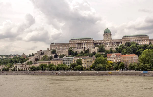 Budynek Pobliżu Rzeki Danubio Budapeszcie Pochmurny Dzień — Zdjęcie stockowe