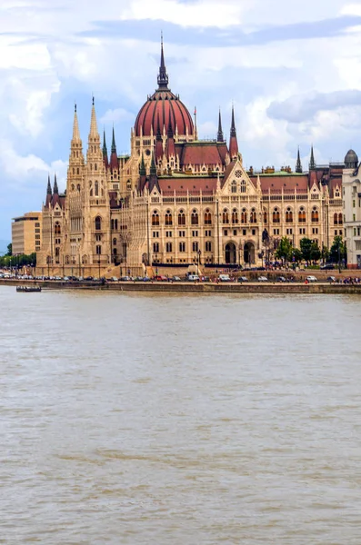 Budynek Pobliżu Rzeki Danubio Budapeszcie Pochmurny Dzień — Zdjęcie stockowe