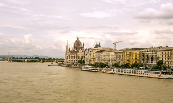 Edificio Cerca Del Río Danubio Budapest Día Nublado —  Fotos de Stock