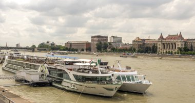 Budapeşte, Macaristan-Haziran 2019. Bulutlu bir günde Tuna Nehri'nde pasanger ile gemi. Şehir hayatını görebilirsin..